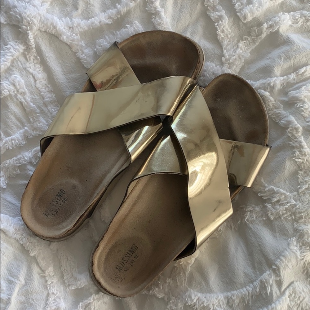 Gold sandals!! Size 8!! :)))